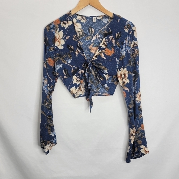 𝅺SKY and Sparrow Floral Front Tie Crop Long Sleeve - Picture 3 of 14